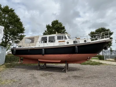 motorboot op bok op land