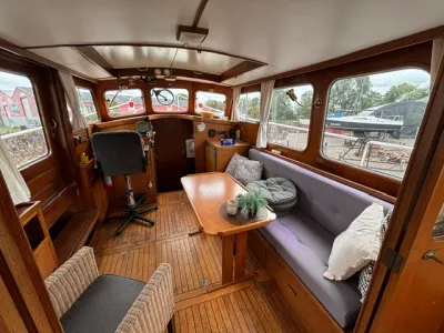 interieur houten kajuit met zithoek