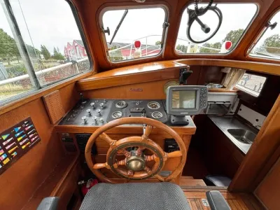 stuurhut interieur met houten stuurwiel