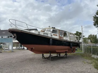motorjacht op bokken bij jachthaven