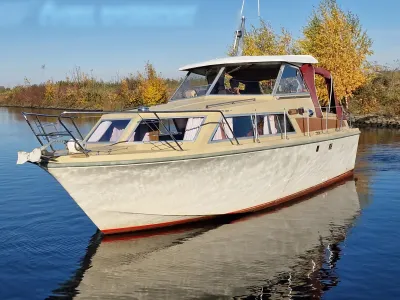 motorjacht aan het water met bomen op de oever