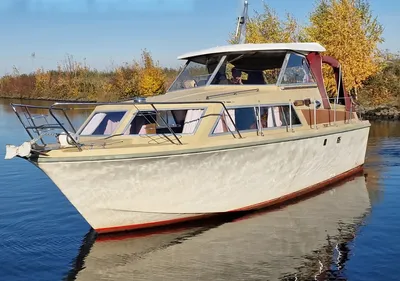 motorjacht aan het water met bomen op de oever