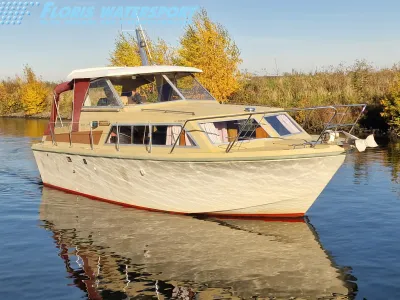 motorjacht op het water met cabine