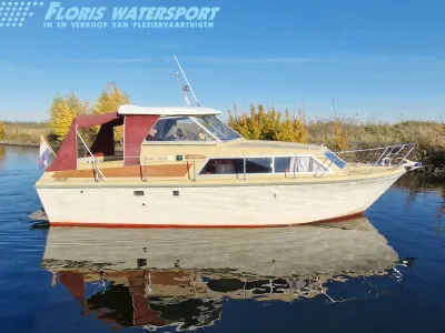 motorjacht op rustig water