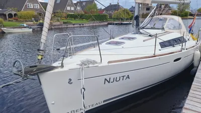 zeiljacht afgemeerd naast houten steiger