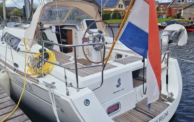zeiljacht aangemeerd in jachthaven