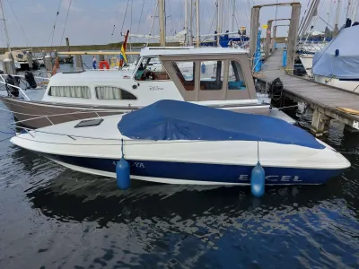 motorboot aangemeerd in jachthaven