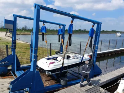 snelboot in boklift bij water