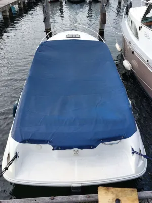 achteraanzicht boot met blauwe hoes
