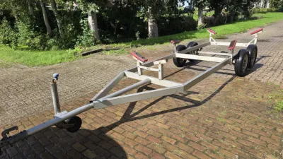 tandemas stallings- / haventrailer op kasseien