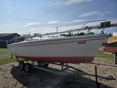 zeilboot op trailer op parkeerplaats