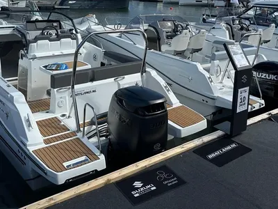 boot met buitenboordmotor aan steiger