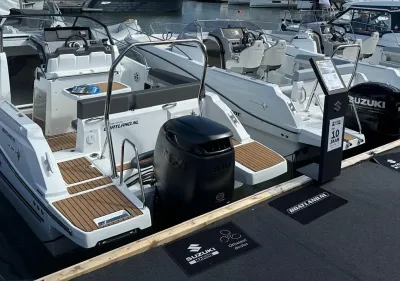 boot met buitenboordmotor aan steiger