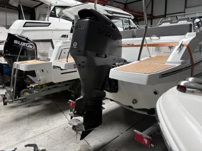 zwarte buitenboordmotor aan achterzijde van boot