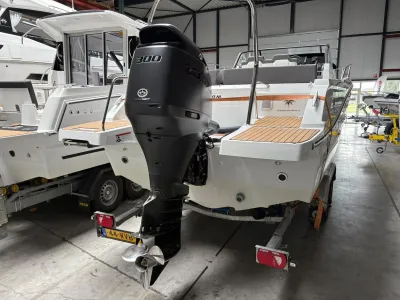 buitenboordmotor gemonteerd op achtersteven