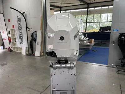 buitenboordmotor in showroom