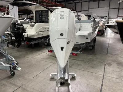 buitenboordmotor in binnenloods