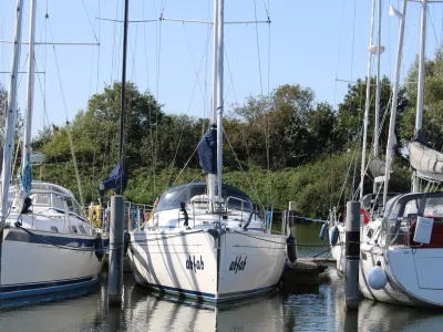 vooraanzicht van zeiljacht in haven