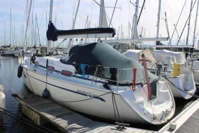 zeiljacht afgemeerd in jachthaven