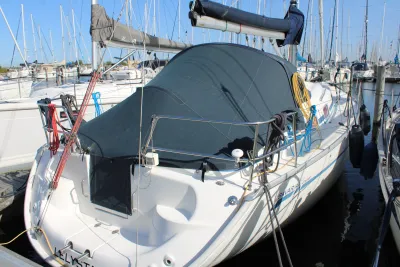 zeilboot afgemeerd in een jachthaven