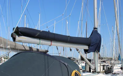 deel van zeilboot in jachthaven