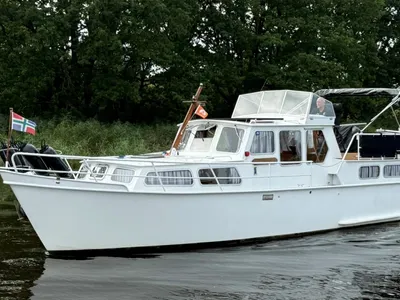 witte motorboot op het water