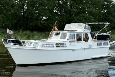 witte motorcruiser zijaanzicht op het water