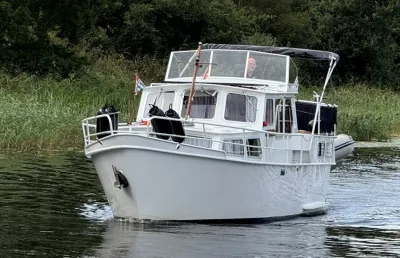 witte motorboot op het water met opbouw