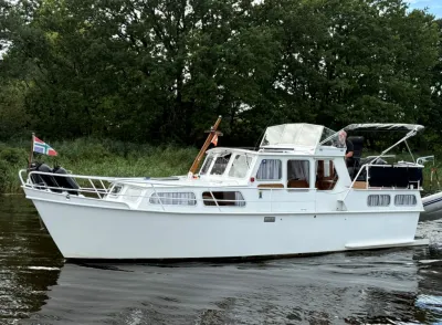 witte motorcruiser op rivier met bomen