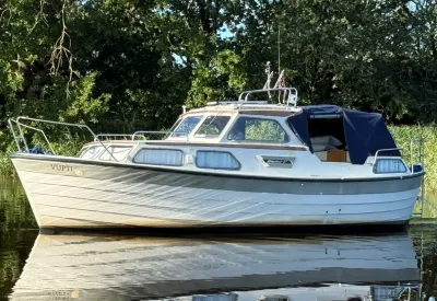motorboot liggend op rustig water bij oever