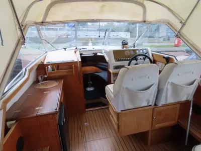 interieur van een motorboot met stuurstoel