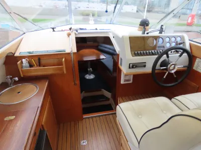 bootinterieur met stuur en cabine