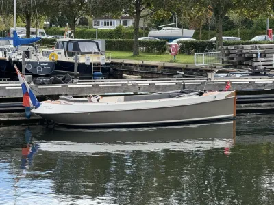 sloep afgemeerd in jachthaven