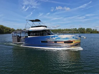 flybridge motorjacht op water