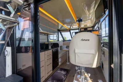 interieur stuurhut met keuken en stuurstoel