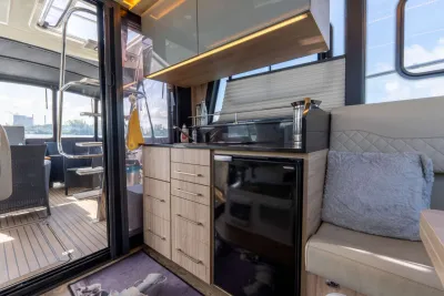 interieur galley en kuip van jacht