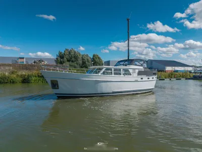motorjacht in kanaal bij kade
