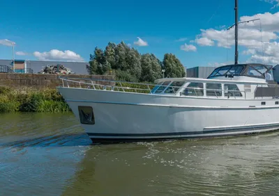 motorjacht in kanaal bij kade