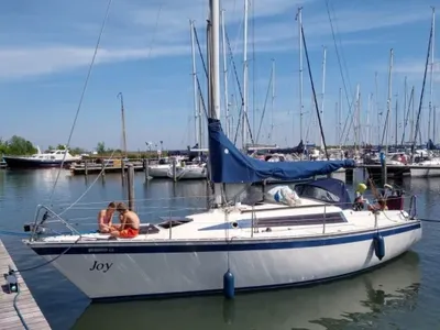 zeilboot in jachthaven