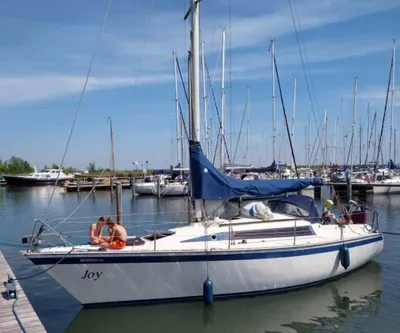 zeilboot in jachthaven
