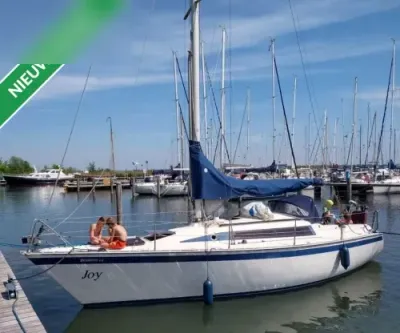 zeilboot aangemeerd in jachthaven