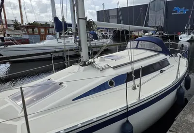 zeiljacht afgemeerd in jachthaven