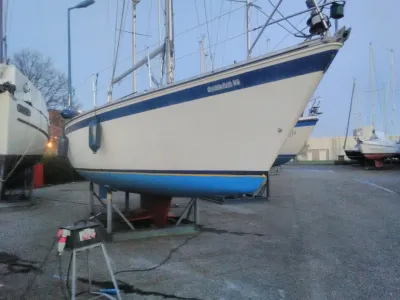 zeiljacht op werf, drooggezet op bok