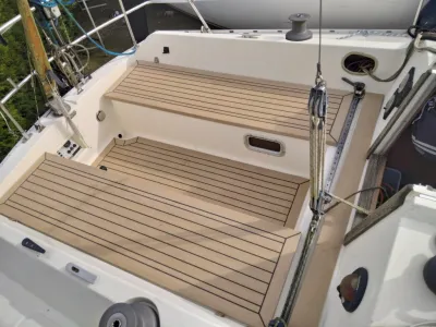 cockpit van zeiljacht met zitbanken