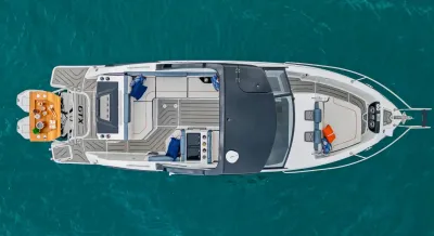 luchtfoto van motorboot op water