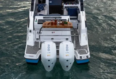 achterzijde van motorboot met twee buitenboordmotoren