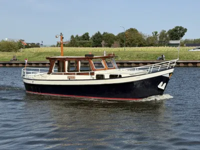 houten motorjacht op kanaal
