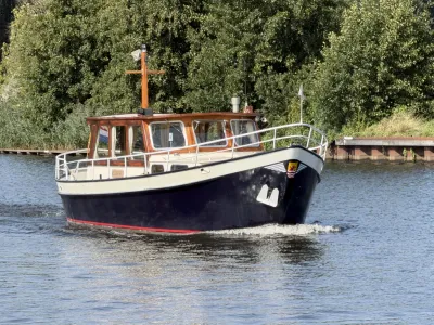 stalen kotter varend op het water