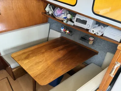 Interieur met houten tafel en zitbanken
