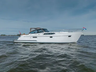 wit motorjacht op open water